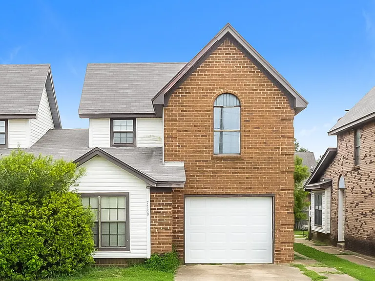 7782 Hickory Meadow Rd — Photo 1