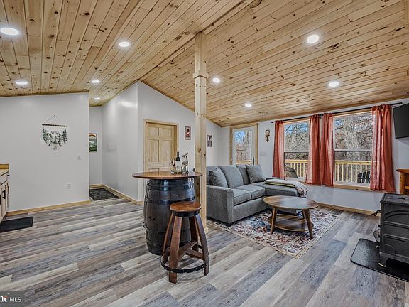 5th image of 830 Wisteria Ln