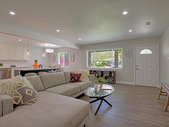 2nd image of 2887 Custer Dr