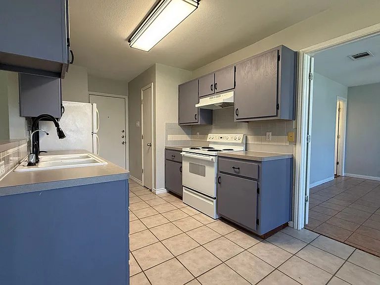 1820 Fleetwood Dr — Photo 6