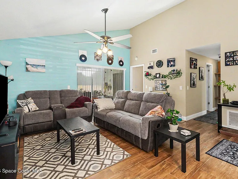 1611 Clover Cir — Photo 3