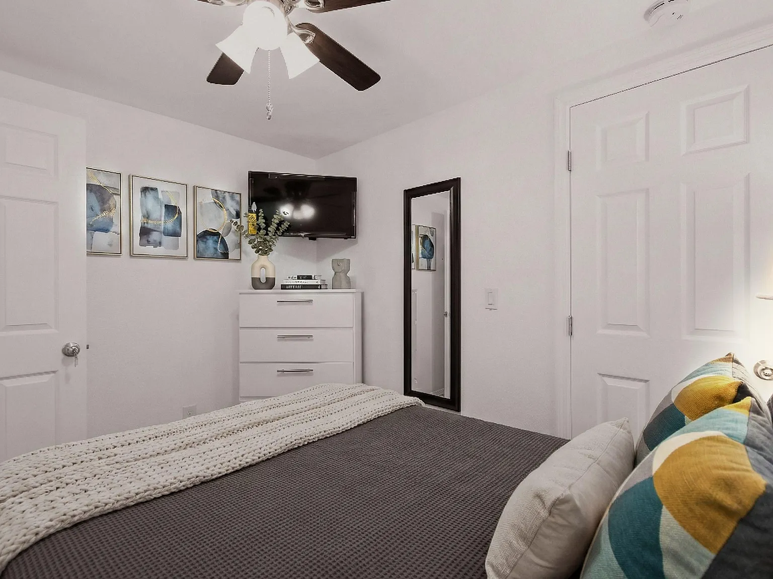 4 bed, 2.0 bath, 1009 sqft, $1,053 — Photo 1