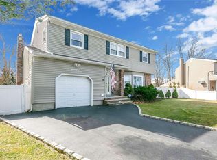 21 Sue Ann Ct, North Babylon, NY 11703