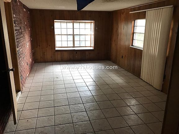 4th image of 2611 Smithtown Dr