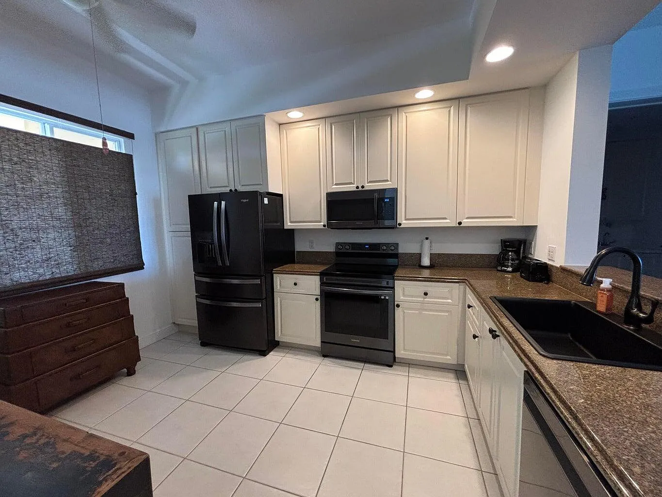 2 bed, 2.0 bath, 1989 sqft, $5,000 — Photo 3