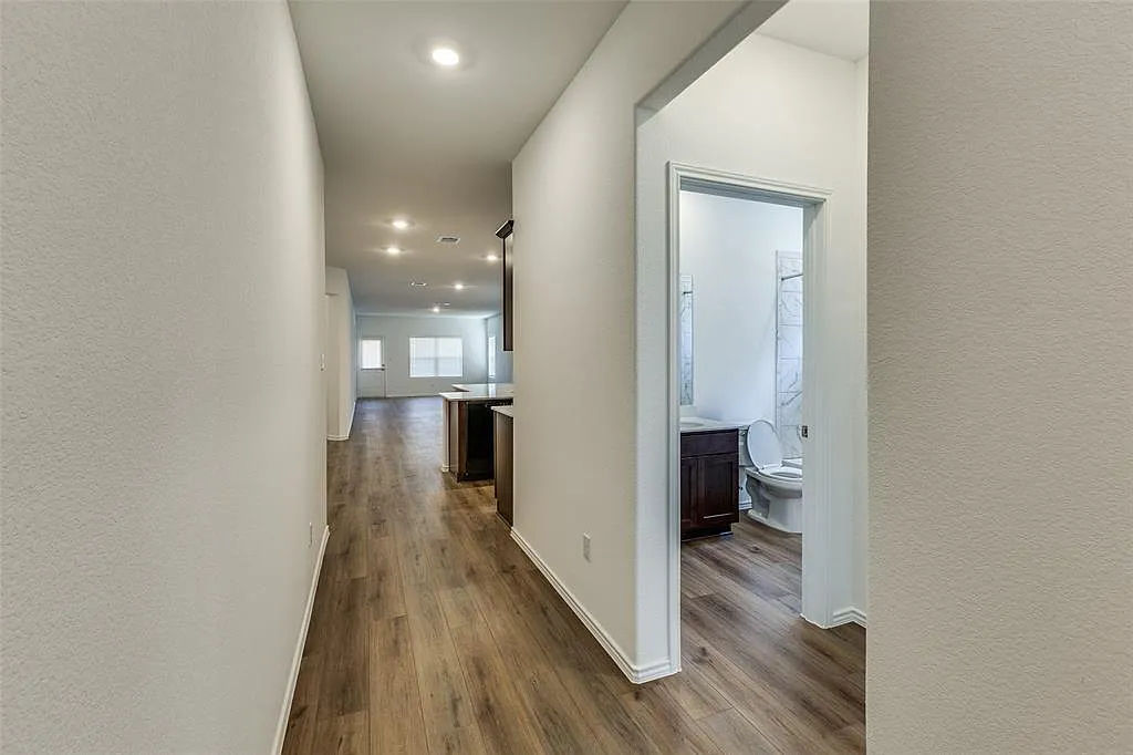 4 bed, 3.0 bath, 2022 sqft, $2,650 — Photo 3