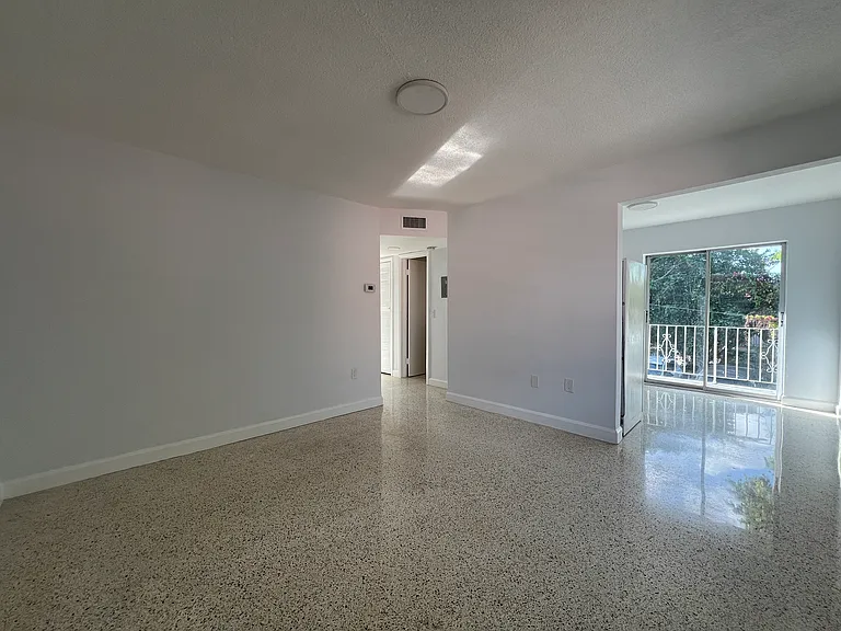 1460 SW 4th St #6 — Photo 1