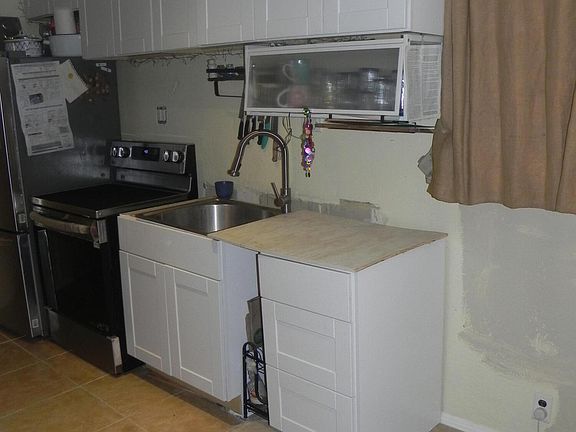 2nd image of 812 W MUNSEE Drive