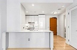 3rd image of 135 Seaport Blvd #532