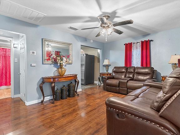 4th image of 2801 Crystal Dr