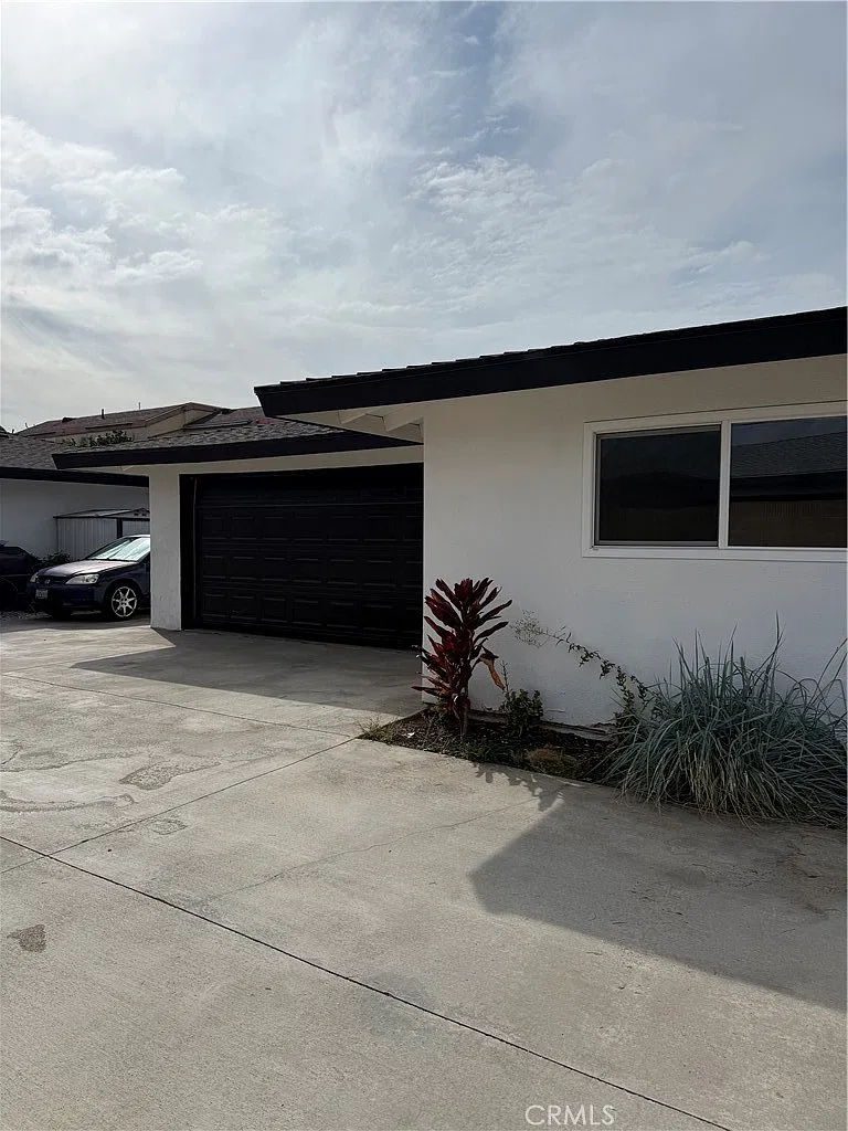 2 bed, 952 sqft, $3,200 — Photo 2