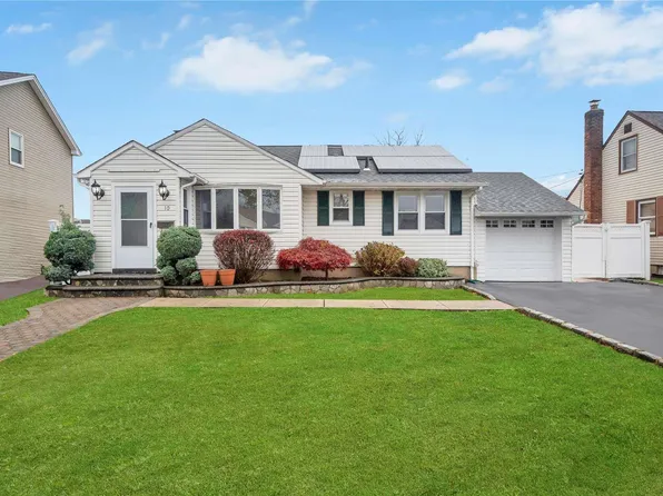 10 Crown Street, Hicksville, NY 11801