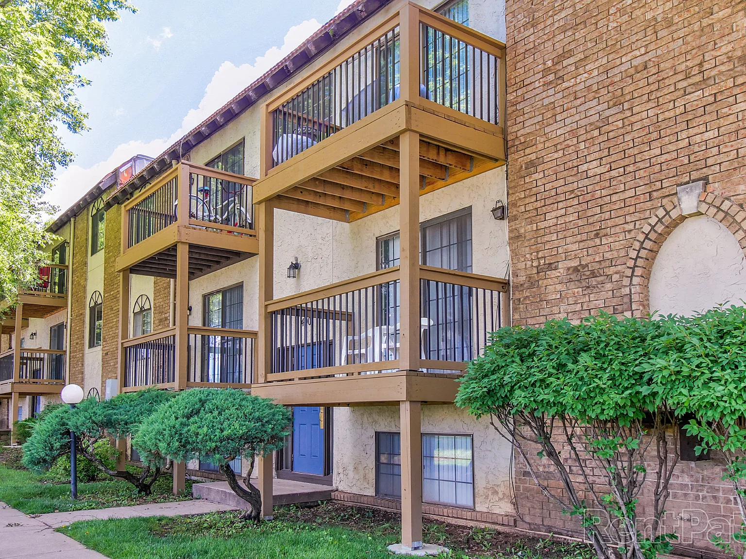El Chaparral Apartments — Photo 2