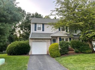 10 Snowflake Ln, Edison, NJ 08820