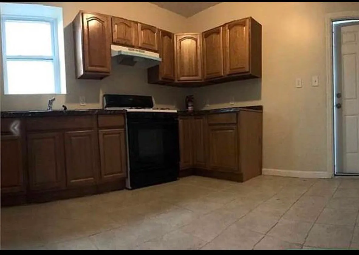 3 bed, $2,100 — Photo 3