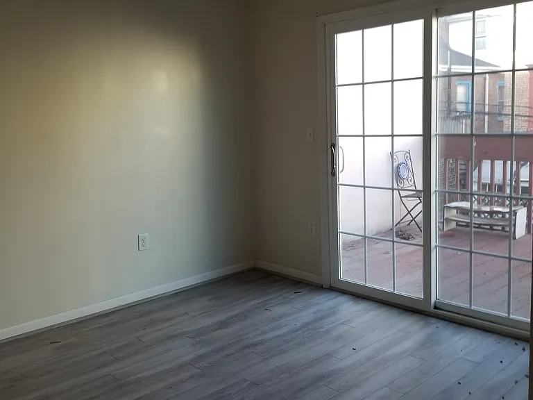 1109 Green St #11 — Photo 6
