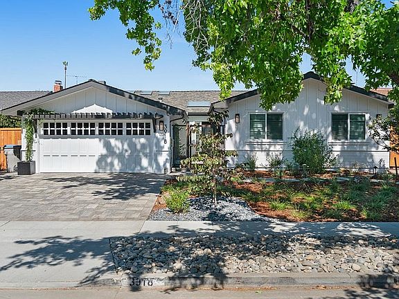 3rd image of 3918 El Coral Way