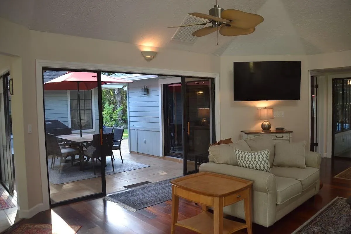 3 bed, 3.0 bath, 2042 sqft, $5,000 — Photo 3
