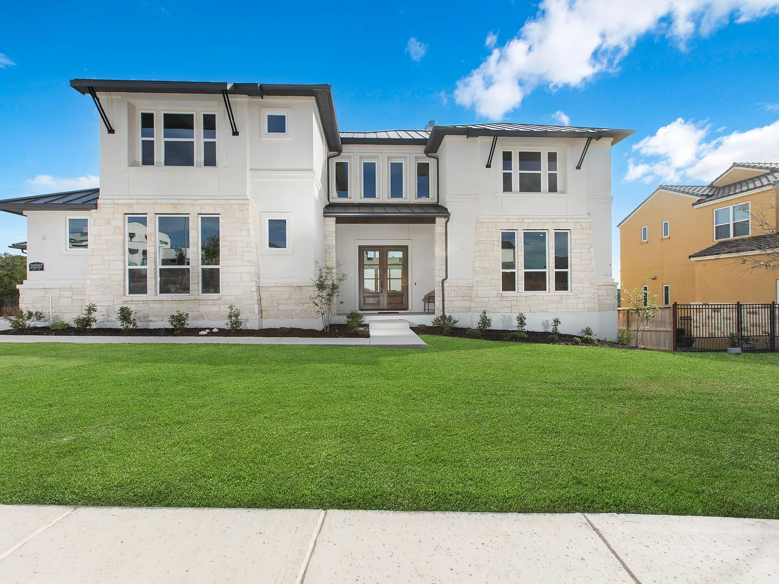 Home within the exclusive guarded community of Cresta Bella — Photo 1