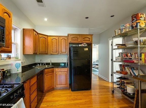 4th image of 1811 W Erie St #2