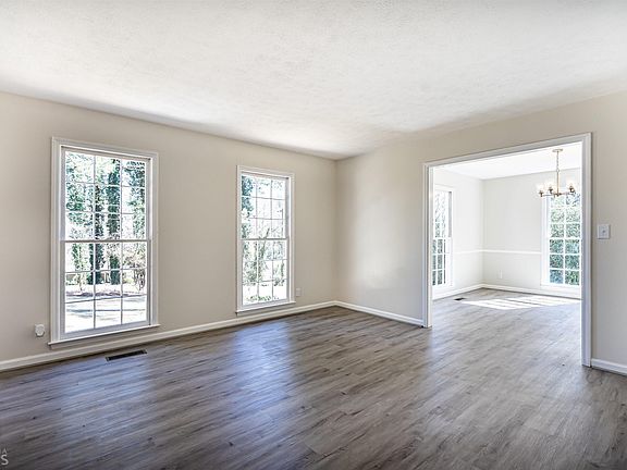 3rd image of 821 Piney Woods Dr