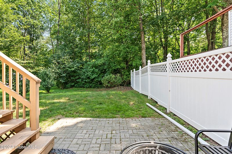 4th image of 18 Woodside Drive