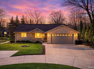 37209 Curwood Dr, Sterling Heights, MI 48310