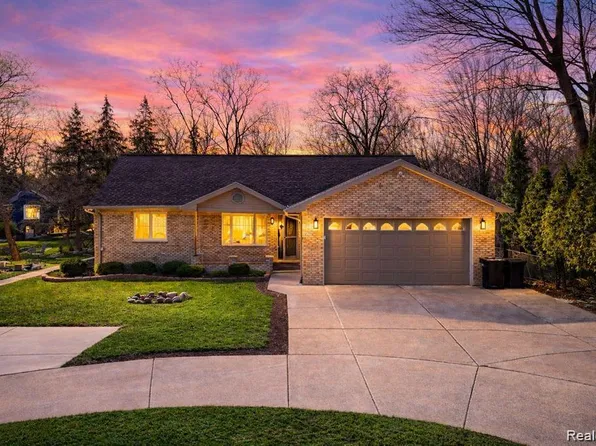 37209 Curwood Dr, Sterling Heights, MI 48310