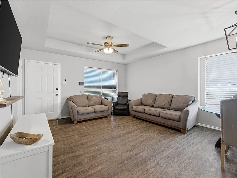 904 Overlook Dr — Photo 2