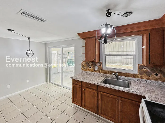 2412 Arcadia Rd — Photo 4
