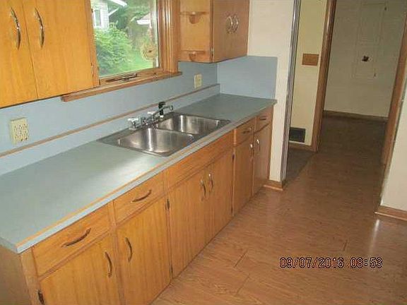 5th image of 1550 Latham Ave
