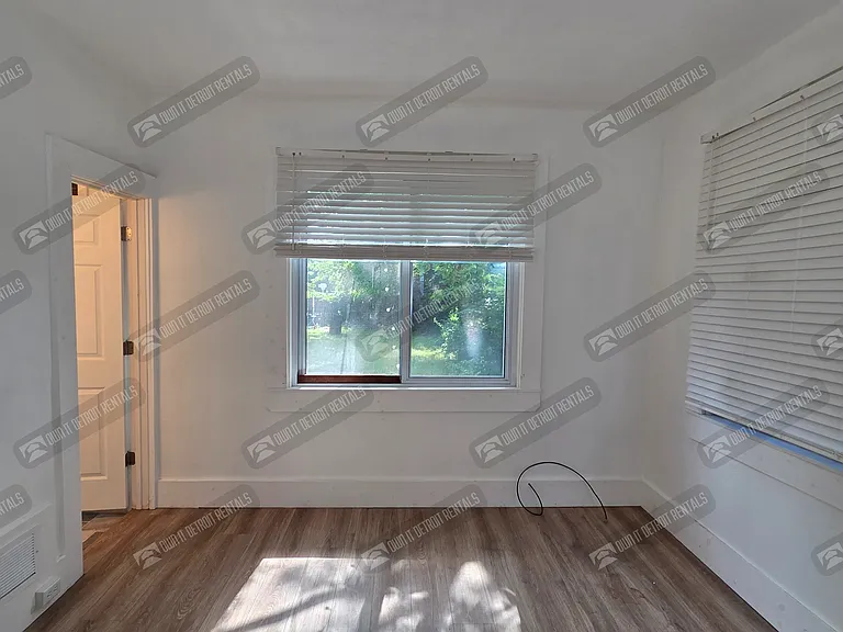 7455 Churchill St — Photo 12