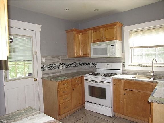 3rd image of 10 Phillips Ct