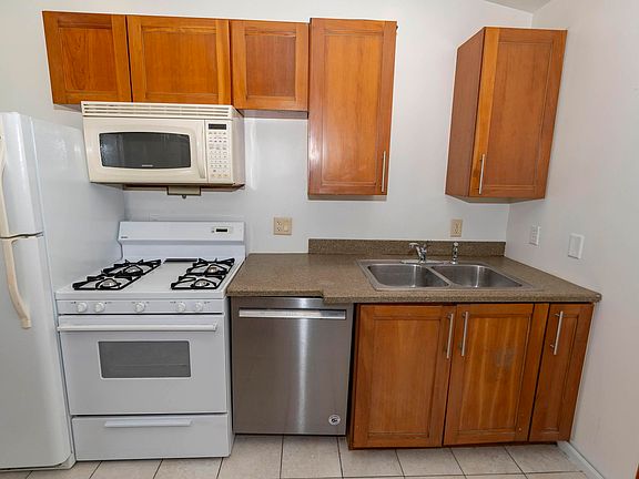 4th image of 216 Barbie St