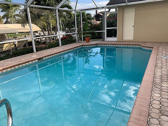 Larg swimming pool 