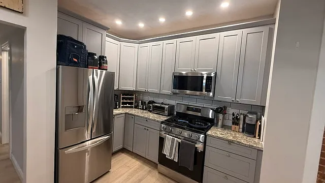 819 E 2nd St #3 — Photo 3