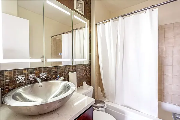 Sold by Daniel Gale Sotheby's International Realty | media 23