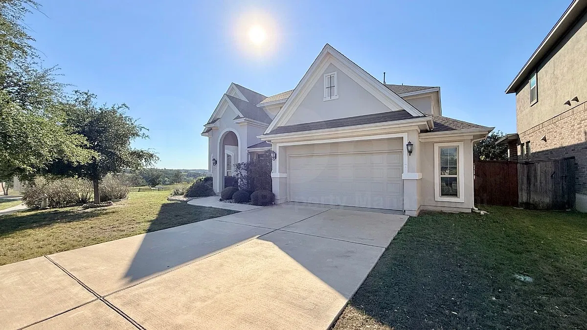 5 bed, 4.5 bath, 4049 sqft, $4,900 — Photo 2