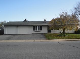 558 W Broad St, New Holland, PA 17557