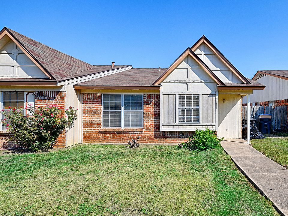 Front yard with a porch.