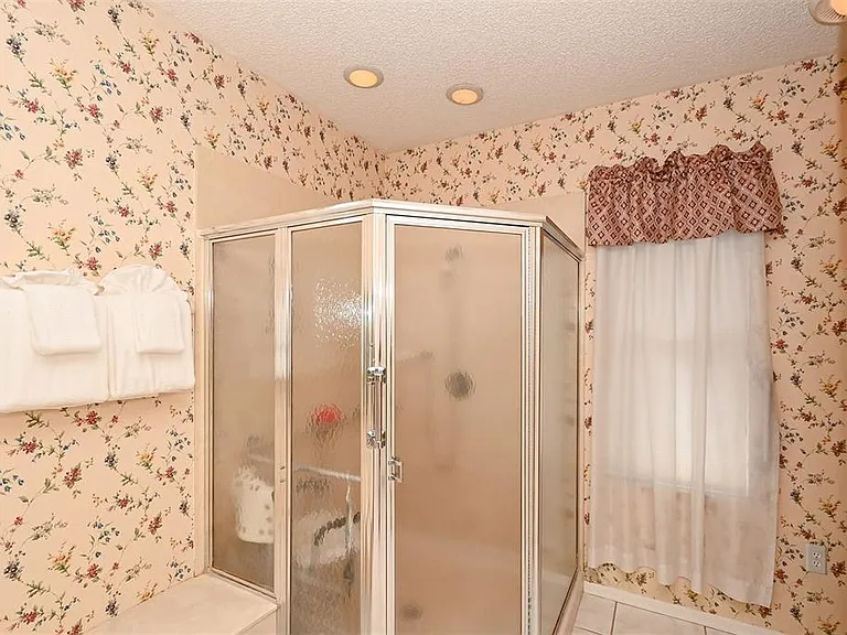 3866 Surrey Ct — Photo 30