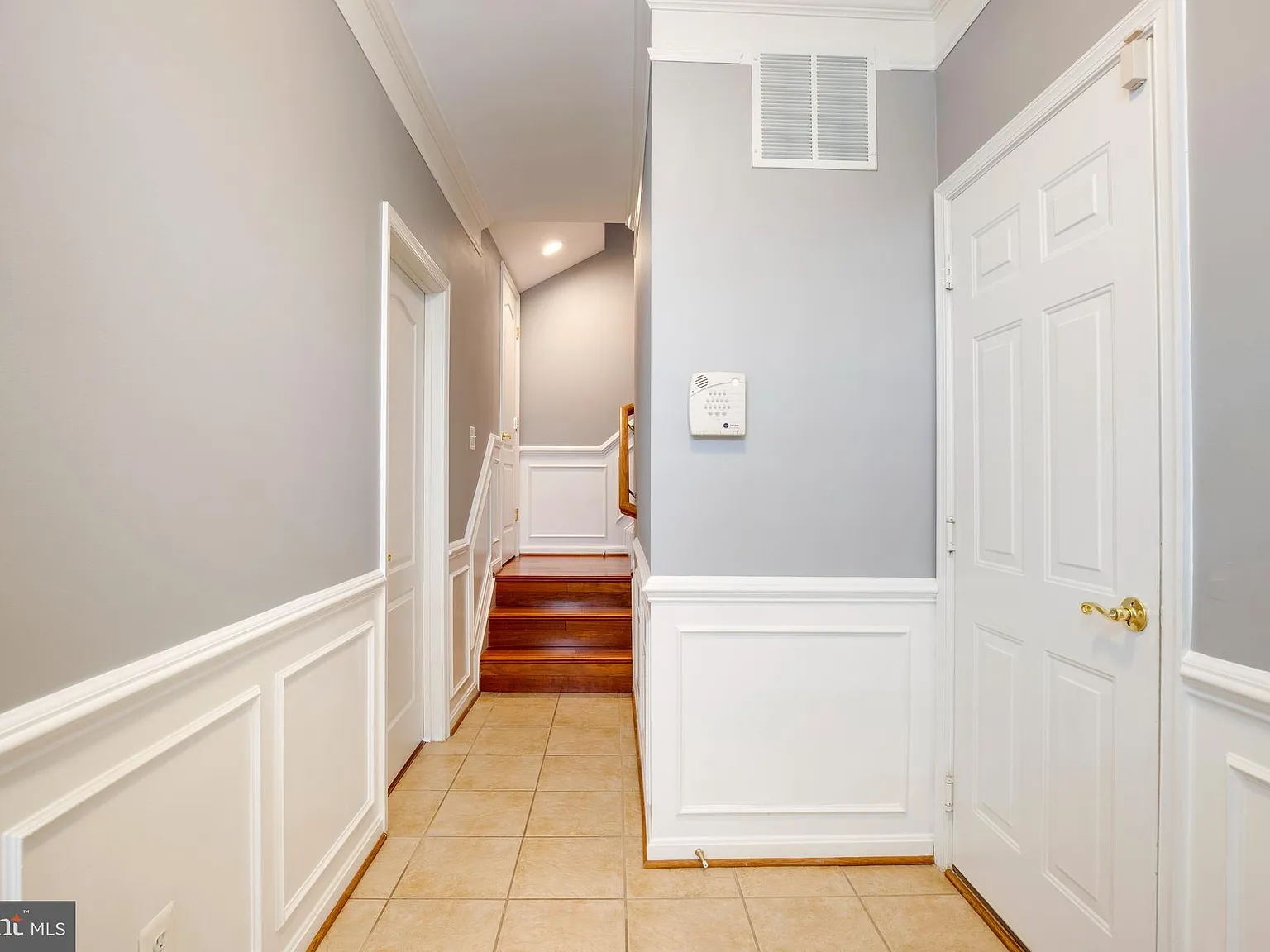 4 bed, 3.5 bath, 2462 sqft, $3,200 — Photo 3