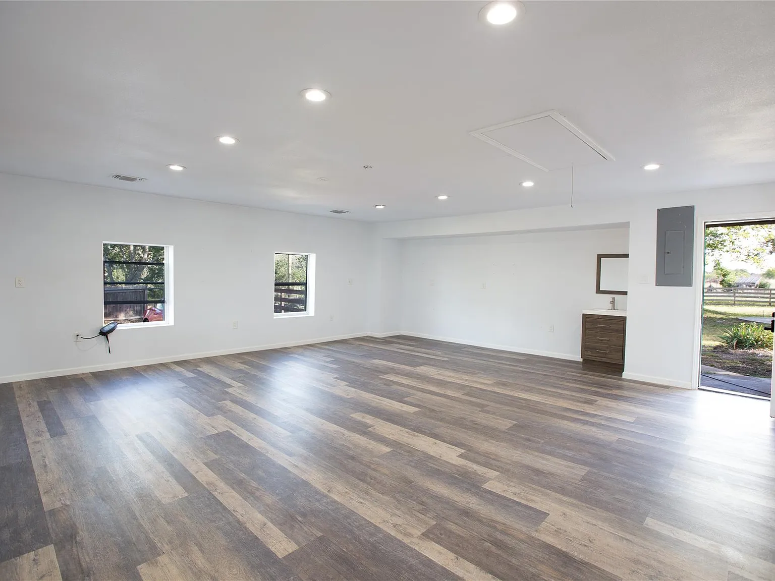 3 bed, 3.0 bath, 2344 sqft, $5,200 — Photo 4
