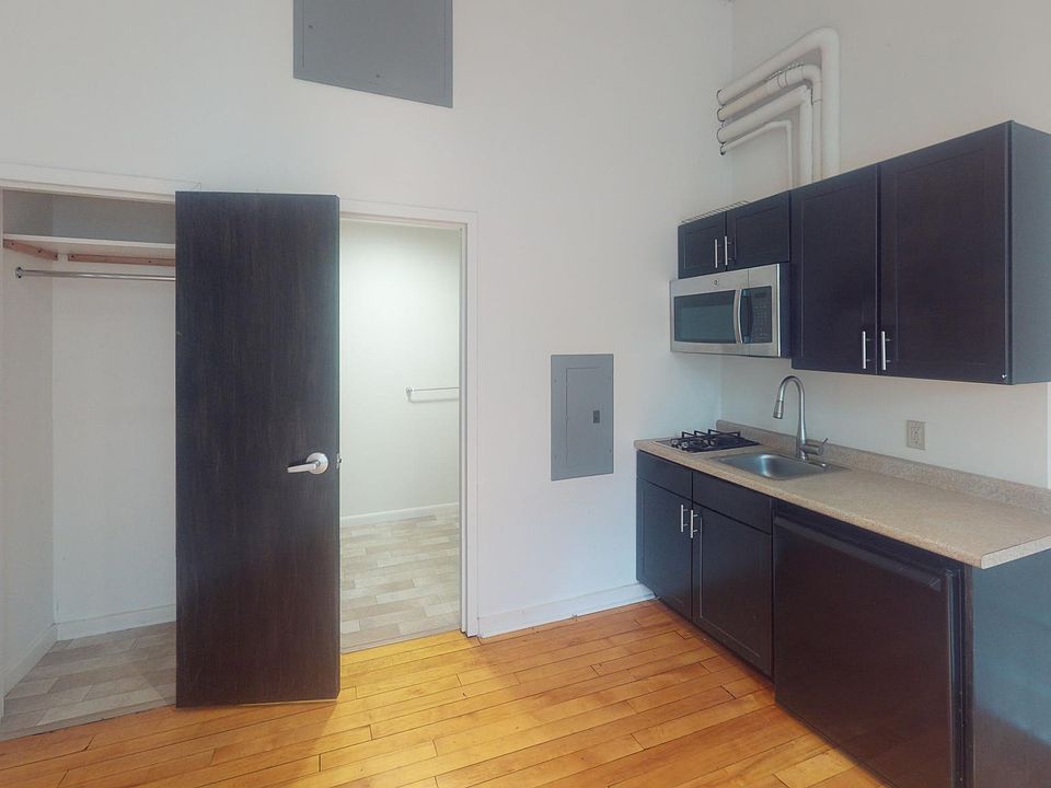 2nd image of 75 Bank St APT 103
