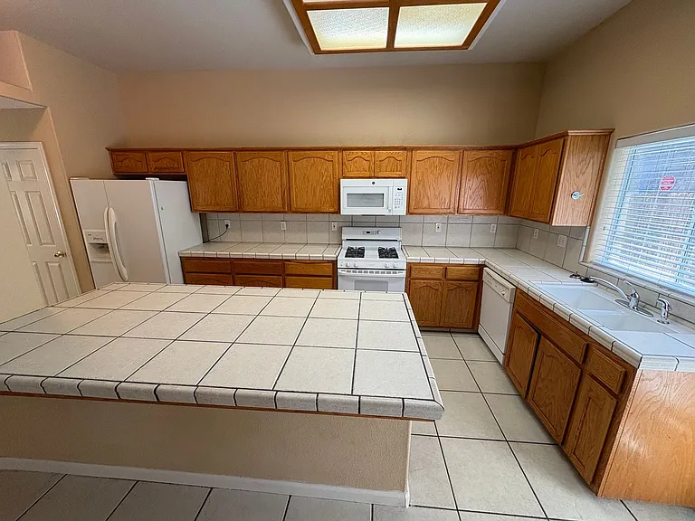 703 W Russell Ave — Photo 23