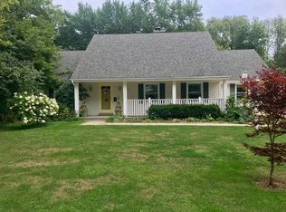 10320 N Fontainbleau Ct, Mequon, WI 53092