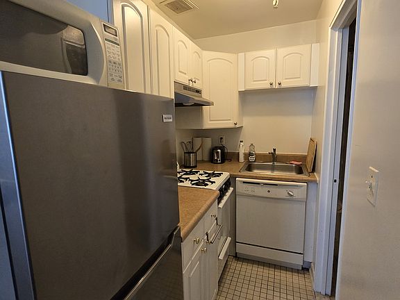 2nd image of 129 W 87th St #7