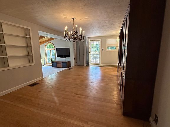 5th image of 6 Stock Farm Rd #6