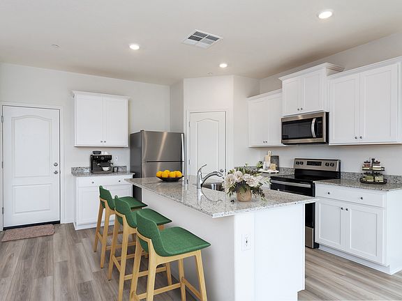 The kitchen has the all space you need for food prep.