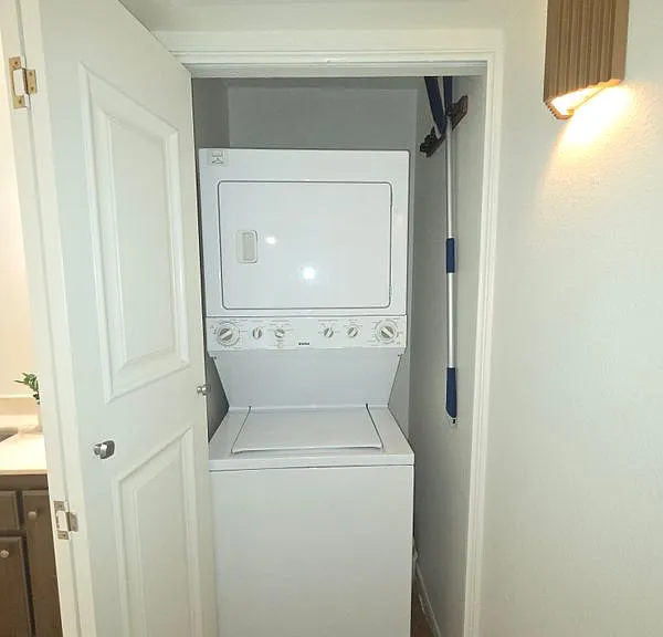 2343 E 17th St #201 — Photo 3